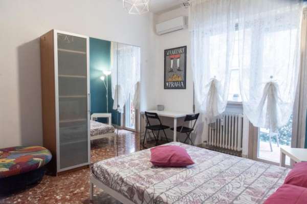 Foto Stanza con letto matrimoniale e balcone Metro A Giulio Agricola Lucio Sestio