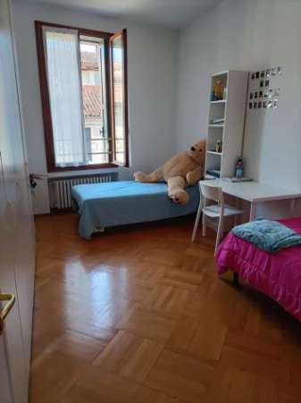 Foto STANZA DOPPIA PER STUDENTESSE VIA BELZONI PORTELLO