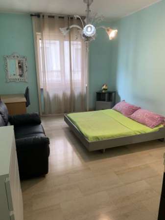 Foto STANZA GRANDE MQ 25 MM1 PASTEUR E. 500 SOLO RAGAZZA