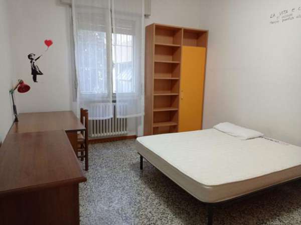 Foto Stanza in appartamento in affitto a Modena