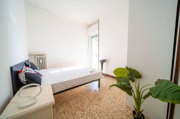 Foto Stanza in appartamento in affitto a Verona