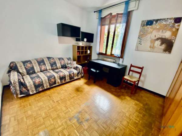 Foto Stanza in trilocale con balcone  Via Ettore Ciccotti, Milano (Affori FN/M3)