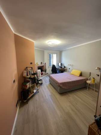 Foto Stanza in via Altabella, pieno centro storico (~17-20mq)