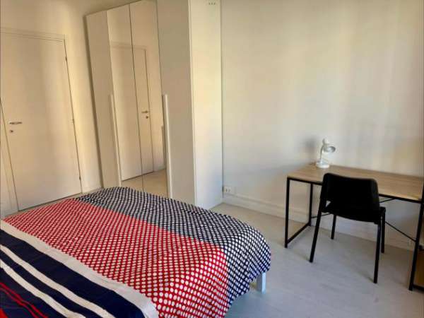 Foto Stanza matrimoniale con balcone privato in Via Francesco Caracciolo 26, Milano, Italia