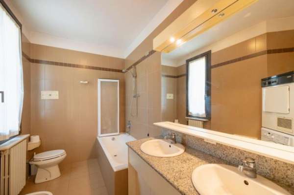 Foto STANZA SINGOLA A MEDA CON BALCONE E POSTO AUTO