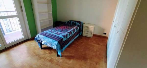 Foto Stanza singola in ampio appartamento ristrutturato