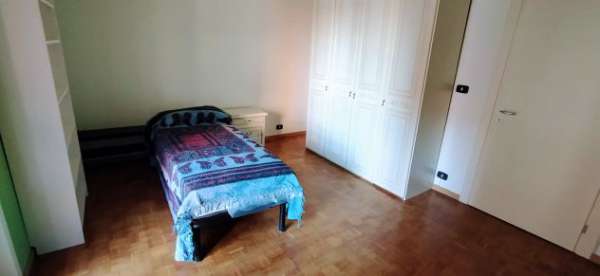 Foto Stanza singola in grande appartamento
