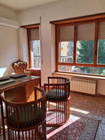 Foto stanza uso studio in condivisione in condominio signorile