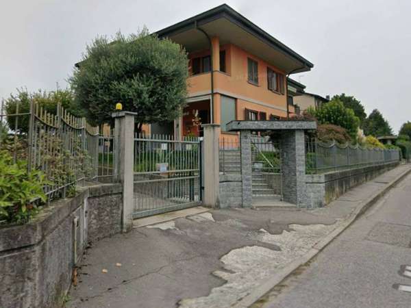 Foto Stanza/Camera in affitto a Besana In Brianza