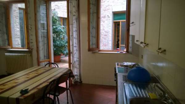 Foto Stanze in ampio appartamento in centro storico