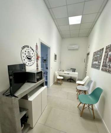 Foto Studio medico ristrutturato con parcheggio interno, per professionisti sanitari