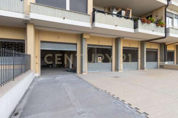 Foto Supermercato in affitto a Gravina di Catania