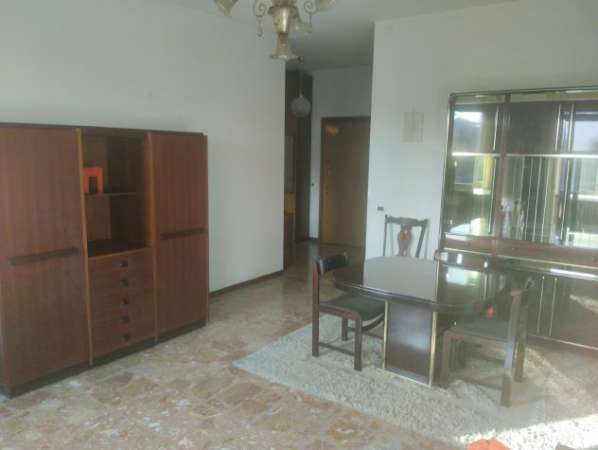 Foto Tre ampie camere vicino policlinico san Matteo