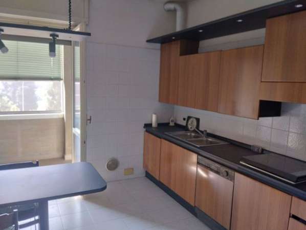 Foto Tre ampie stanze vicino ospedale