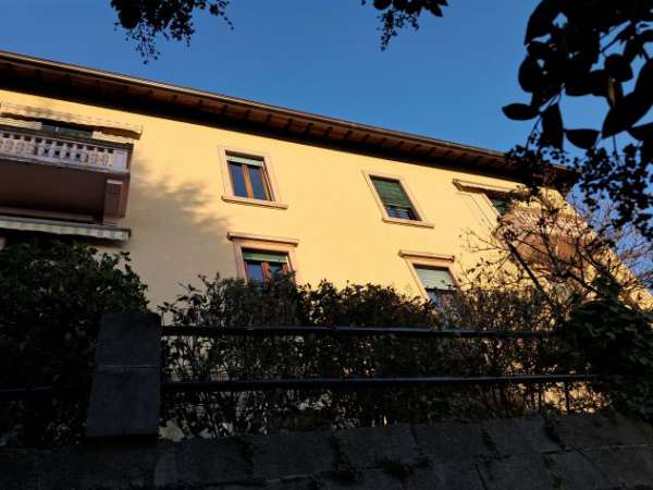 Foto TRE LOCALI E SERVIZI CON BOX E OTTIMA VISTA LAGO!