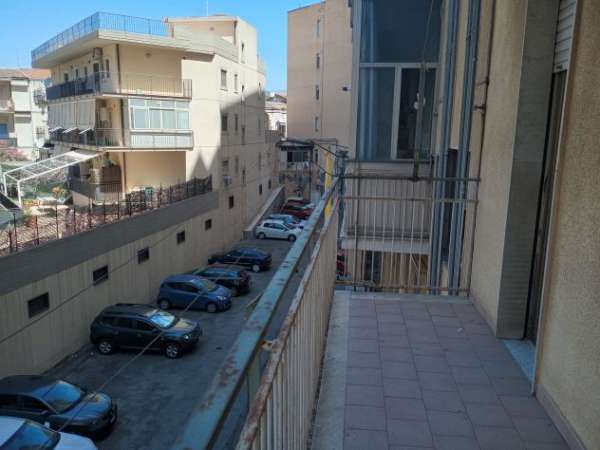 Foto Tre vani arredato Rapisardi centro