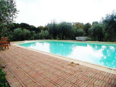 Foto tricolore via di careggi, posto auto e piscina.