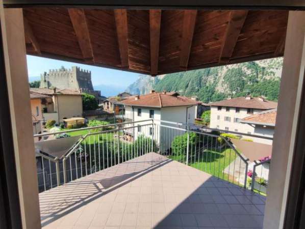 Foto TRILOCALE A TENNO - ULTIMO PIANO CON VISTA CASTELLO