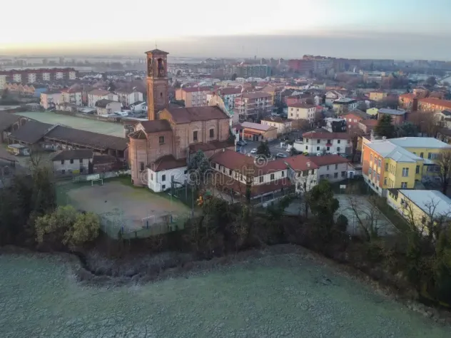 Foto Trilocale arredato con due balconi e garage privato