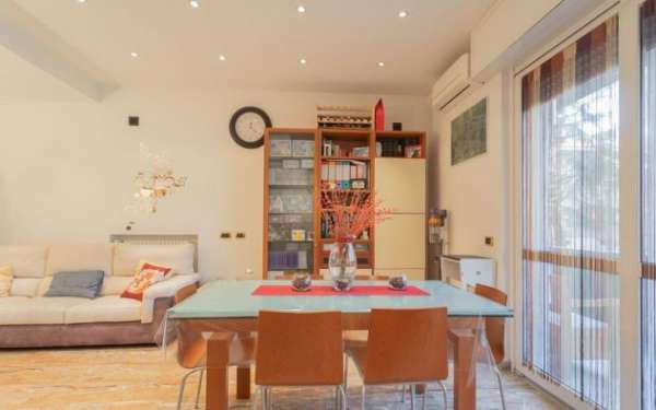 Foto Trilocale con doppi servizi, balcone e posto auto