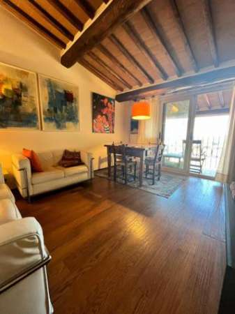 Foto Trilocale in affitto a Siena