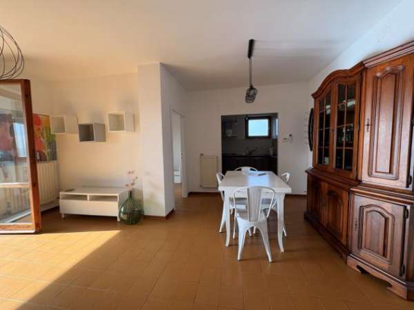 Foto Trilocale in affitto a Siena