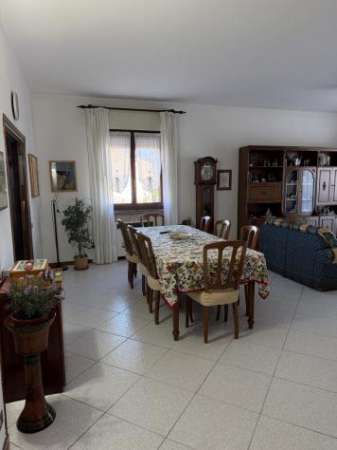 Foto Trilocale in affitto a Solaro