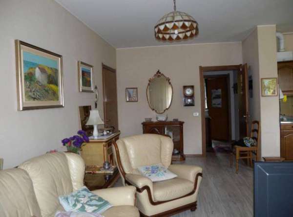 Foto Trilocale in centro a Canzo con balcone e posto auto