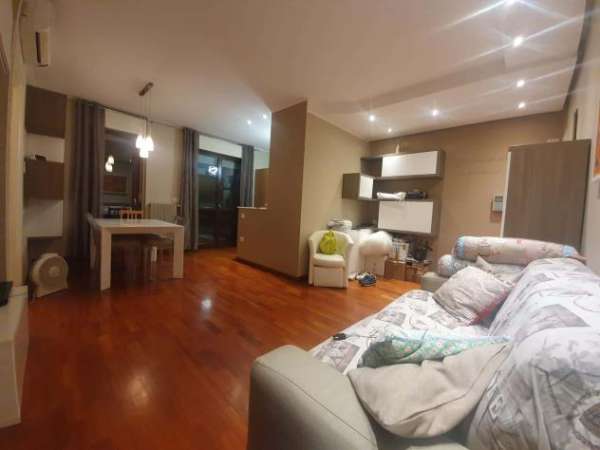 Foto Trilocale in via Olgettina zona San Raffaele, Milano