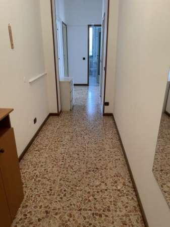 Foto trilocale per studenti via ingrao 8 zona viale Campari