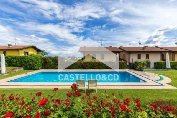 Foto Trilocale signorile con giardino e piscina