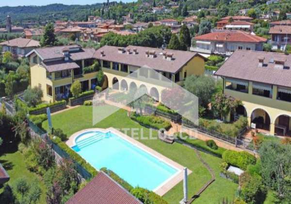 Foto Trliocalino con giardino e piscina