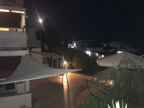 Foto tucano villaggio con giardino