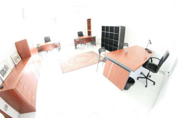 Foto Ufficio arredato con sala riunioni