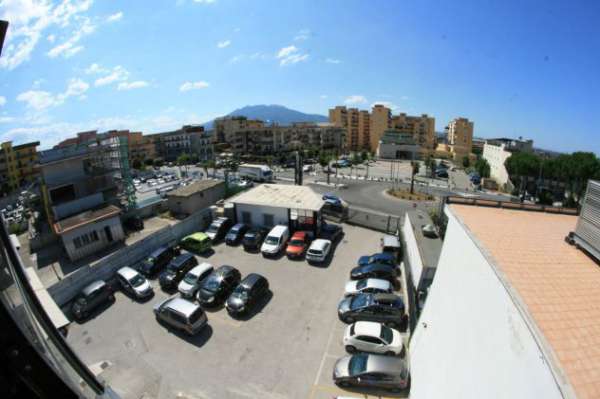 Foto Ufficio arredato panoramico con posti auto