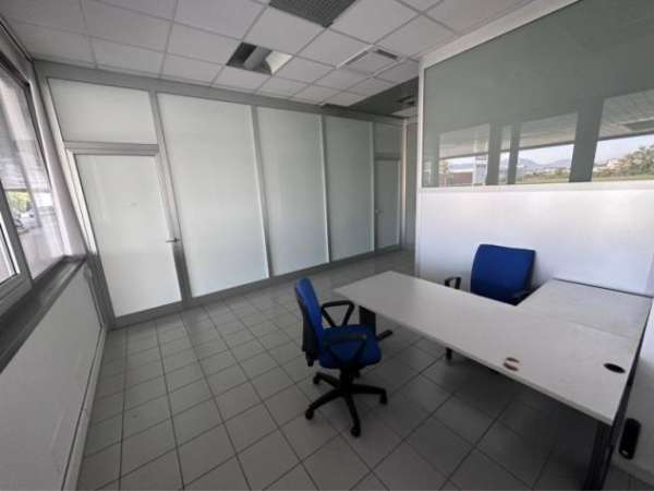 Foto Ufficio con accesso indipendente arredato