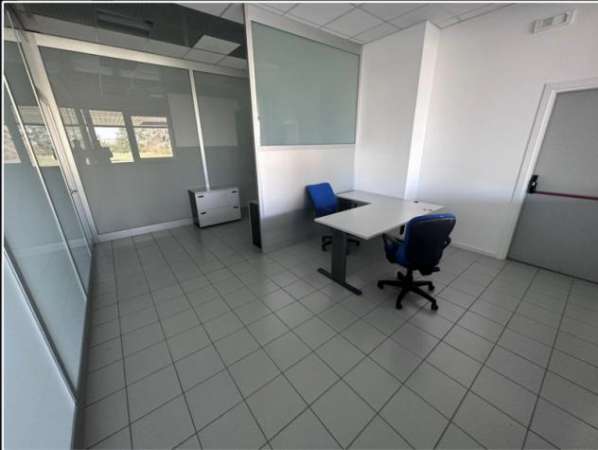 Foto Ufficio con accesso indipendente arredato