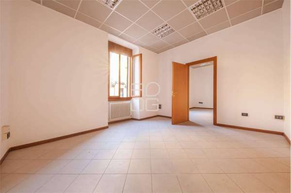 Foto Ufficio in Affitto a Desenzano del Garda centri: Desenzano del Garda