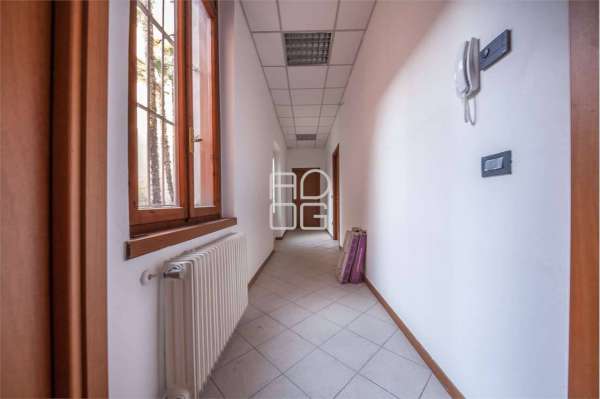 Foto Ufficio in Affitto a Desenzano del Garda centri: Desenzano del Garda