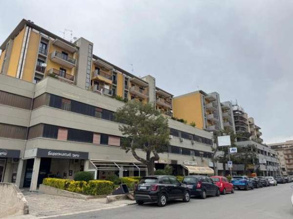 Foto Ufficio in affitto a Modugno - 4 locali 90mq