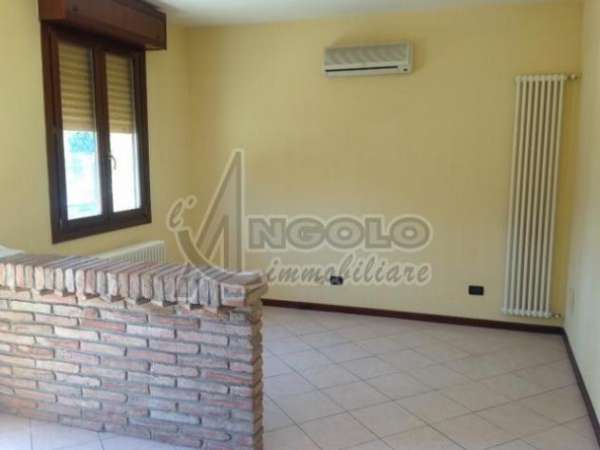 Foto Ufficio in affitto a Occhiobello - 1 locale 31mq