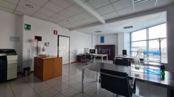Foto Ufficio in affitto a Reggio Emilia - 6 locali 165mq