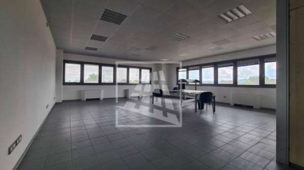 Foto Ufficio in affitto a Reggio Emilia - 6 locali 322mq