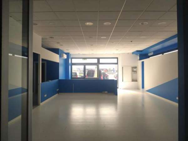 Foto Ufficio piano terra con magazzino