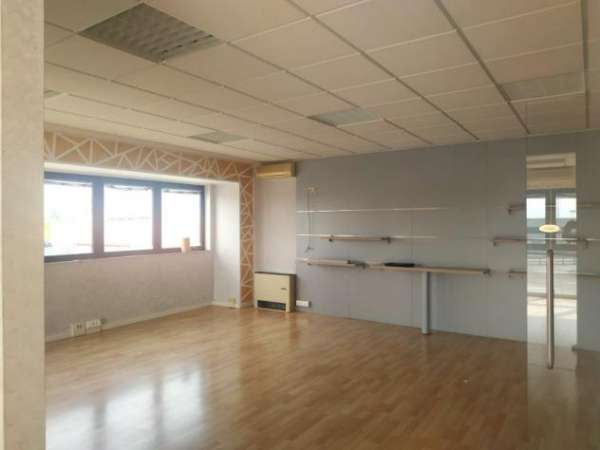 Foto Ufficio su due livelli con magazzino