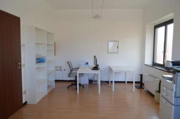 Foto UFFICIO ZAI AFFITTASI, 100 mq., 1.000 � mensili, con un posto auto, senza spese condominiali, 4 locali, arredato...