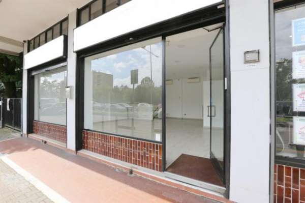 Foto Ufficio/Negozio due vetrine