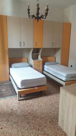 Foto Un posto letto camera doppia centro Verona