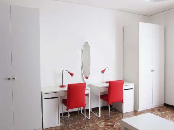 Foto Un posto letto per studentessa in stanza doppia