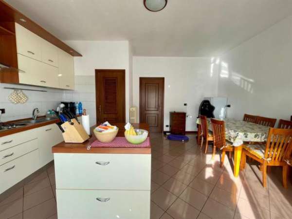 Foto va850 - grande trilocale, doppi servizi, box, posto coperto e posto auto scoperto